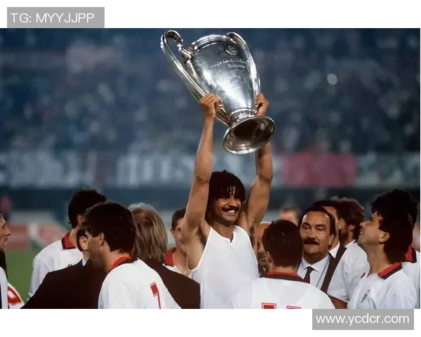 足球明星举杯庆祝瞬间展现团结与激情的完美时刻 足球明星举杯庆祝瞬间展现团结与激情的完美时刻